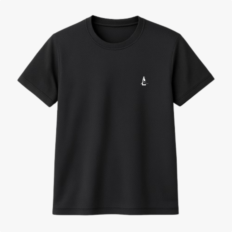 Camiseta com estampa frontal de uma figura minimalista em pé com uma prancha de surf sob o braço, localizada na área do peito esquerdo.