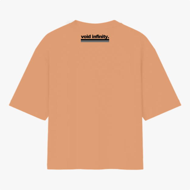 Camiseta com estampa traseira de texto pequeno centrado contendo as palavras "void infinity." sob uma linha horizontal.