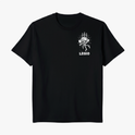 Camiseta com estampa frontal de esqueleto perfurado por espadas sob o texto "LEGIO" e estampa traseira de esqueleto similar com texto "VIVA POR ALGO OU MORRA POR NADA".