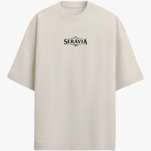 Camiseta com estampa frontal de "Seravia" estilizado e estampa traseira de espadas cruzadas sob asas abertas com símbolo circular no topo.