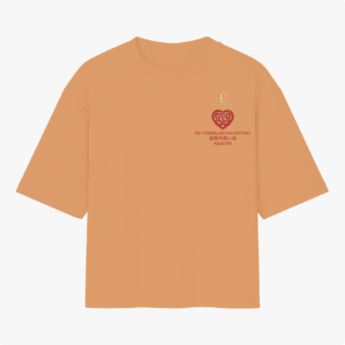 Camiseta com estampa frontal de inscrição e coração entrelaçado e estampa traseira de mão com linha vermelha e caracteres em estilo minimalista.