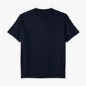 Camiseta com estampa frontal de número pequeno no peito e estampa traseira de pessoa olhando para um capacete com texto sobreposto em fundo escuro.