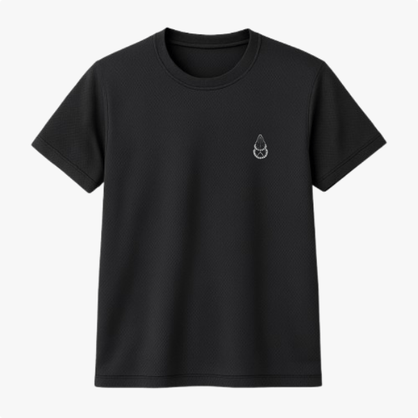 Camiseta com estampa frontal de pequeno logotipo minimalista na área do peito, representando uma gota com contornos intrincados formando um padrão elegante.