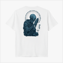 Camiseta com estampa frontal de uma pequena cruz acima da palavra "Legio" e estampa traseira de esqueleto orando com caveiras ao redor e inscrição circular.