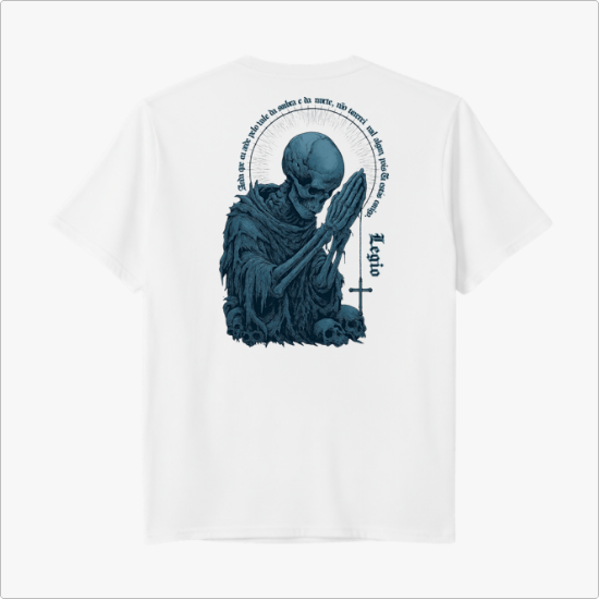Camiseta com estampa frontal de uma pequena cruz acima da palavra "Legio" e estampa traseira de esqueleto orando com caveiras ao redor e inscrição circular.