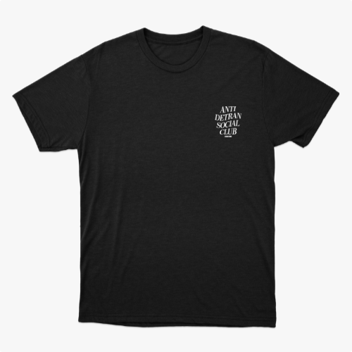 Camiseta com estampa frontal de texto "ANTI DETRAN SOCIAL CLUB" no peito e estampa traseira do mesmo texto em maior tamanho e com estilo marcante.