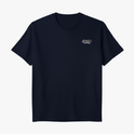 Camiseta com estampa frontal de "Jesus is King" decorada com uma coroa e estampa traseira apresentando cruz refletida na água com "Jesus is King".