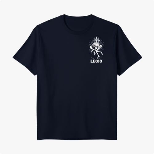 Camiseta com estampa frontal de esqueleto com espadas e a palavra "LEGIO", e estampa traseira com esqueleto similar e frase "VIVA POR ALGO OU MORRA POR NADA".
