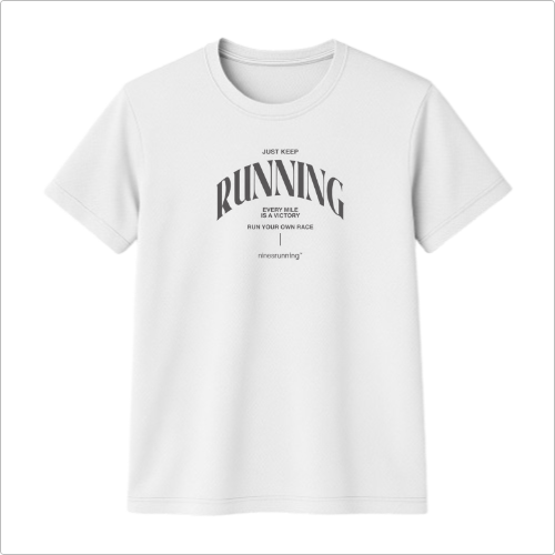 Camiseta com estampa frontal de texto estilizado em diferentes tamanhos, incorporando frases motivacionais sobre corrida, incluindo "#irunrunning".