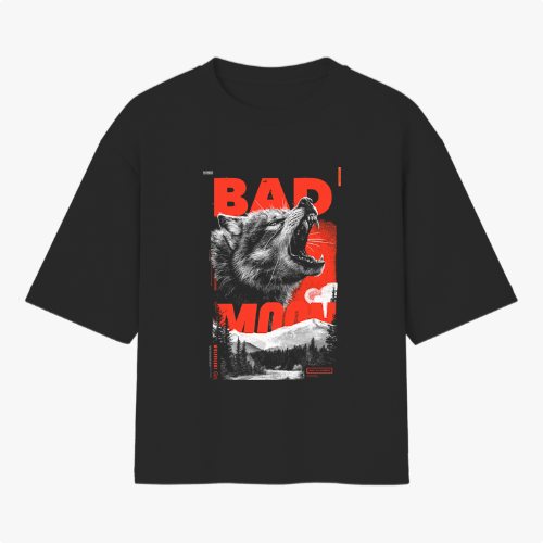 Camiseta com estampa frontal de um lobo uivando sobreposto por letras estilizadas e uma cena de floresta abaixo, criando um visual selvagem e dinâmico.