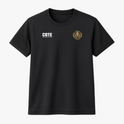 Camiseta com estampa frontal de uma inscrição "COTE" e um emblema com uma lança dourada, e estampa traseira de um círculo com diversos símbolos e inscrições.