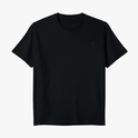Camiseta com estampa frontal de número pequeno no peito e estampa traseira de pessoa olhando para um capacete com texto sobreposto em fundo escuro.