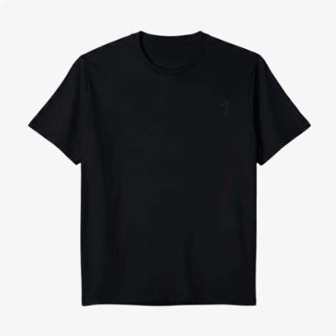 Camiseta com estampa frontal de número pequeno no peito e estampa traseira de pessoa olhando para um capacete com texto sobreposto em fundo escuro.
