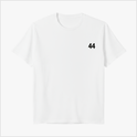 Camiseta com estampa frontal de número "44" e estampa traseira com frase "THE HARDEST PART IS CONTINUING" e figura segurando bandeira do Brasil.