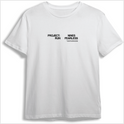 Camiseta com estampa frontal de texto "PROJECT: RUN NINES FEARLESS" em letras maiúsculas e pequenas linhas e estampa traseira de símbolo minimalista.