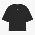 Camiseta com estampa frontal de texto decorativo "OG" e estampa traseira de ilustração com cruz em paisagem tempestuosa e as palavras "In the Storm He Remains".