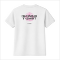 Camiseta com estampa frontal de texto pequeno posicionada no peito e estampa traseira de texto grande "Running T-shirt" sobre círculos concêntricos.