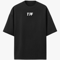 Camiseta com estampa frontal de texto estilizado "TïFF" e estampa traseira de "TEAM FF" em letras maiúsculas.