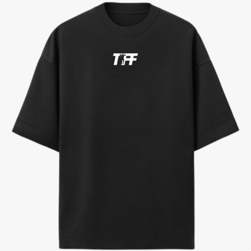Camiseta com estampa frontal de texto estilizado "TïFF" e estampa traseira de "TEAM FF" em letras maiúsculas.