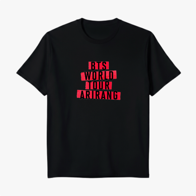 Camiseta com estampa frontal de texto "BTS World Tour Arirang" em letras maiúsculas sobre faixas horizontais sobrepostas.
