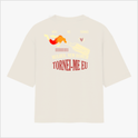 Camiseta com estampa frontal de símbolo geométrico estilizado e estampa traseira de garrafa com chama, frase de identidade pessoal e palavras destacadas.