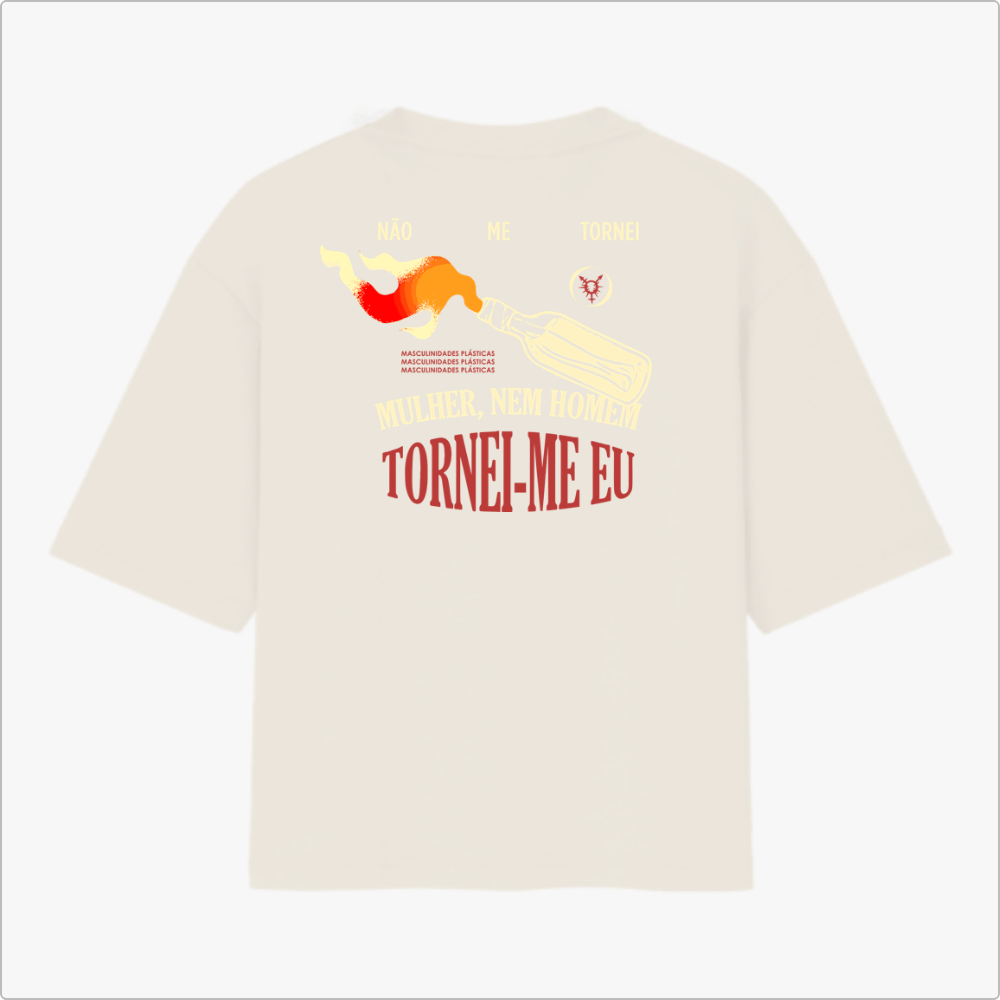 Camiseta com estampa frontal de símbolo geométrico estilizado e estampa traseira de garrafa com chama, frase de identidade pessoal e palavras destacadas.