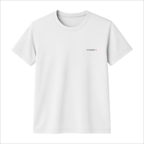 Camiseta com estampa frontal de texto pequeno posicionada no peito e estampa traseira de texto grande "Running T-shirt" sobre círculos concêntricos.
