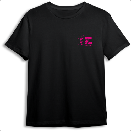 Camiseta com estampa frontal de silhueta de corredor ao lado das palavras "Running Cult Member" e "mindspace" em estilo moderno e tipografia arrojada.