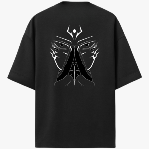 Camiseta com estampa frontal de símbolo enigmático acima de rosto estilizado e estampa traseira de olhar intenso com mãos em posição meditativa.