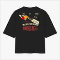 Camiseta com estampa frontal de símbolo geométrico estilizado e estampa traseira de garrafa com chama, frase de identidade pessoal e palavras destacadas.