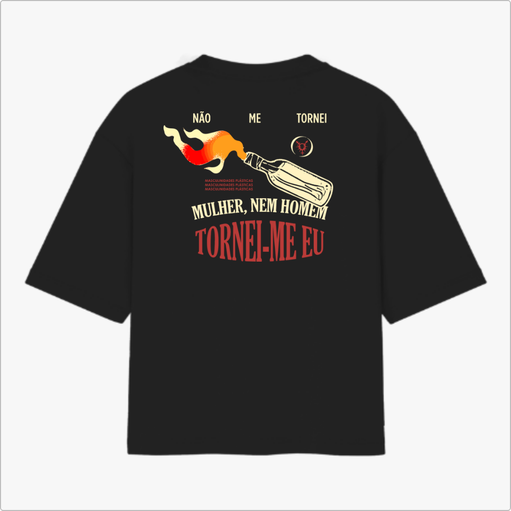 Camiseta com estampa frontal de símbolo geométrico estilizado e estampa traseira de garrafa com chama, frase de identidade pessoal e palavras destacadas.