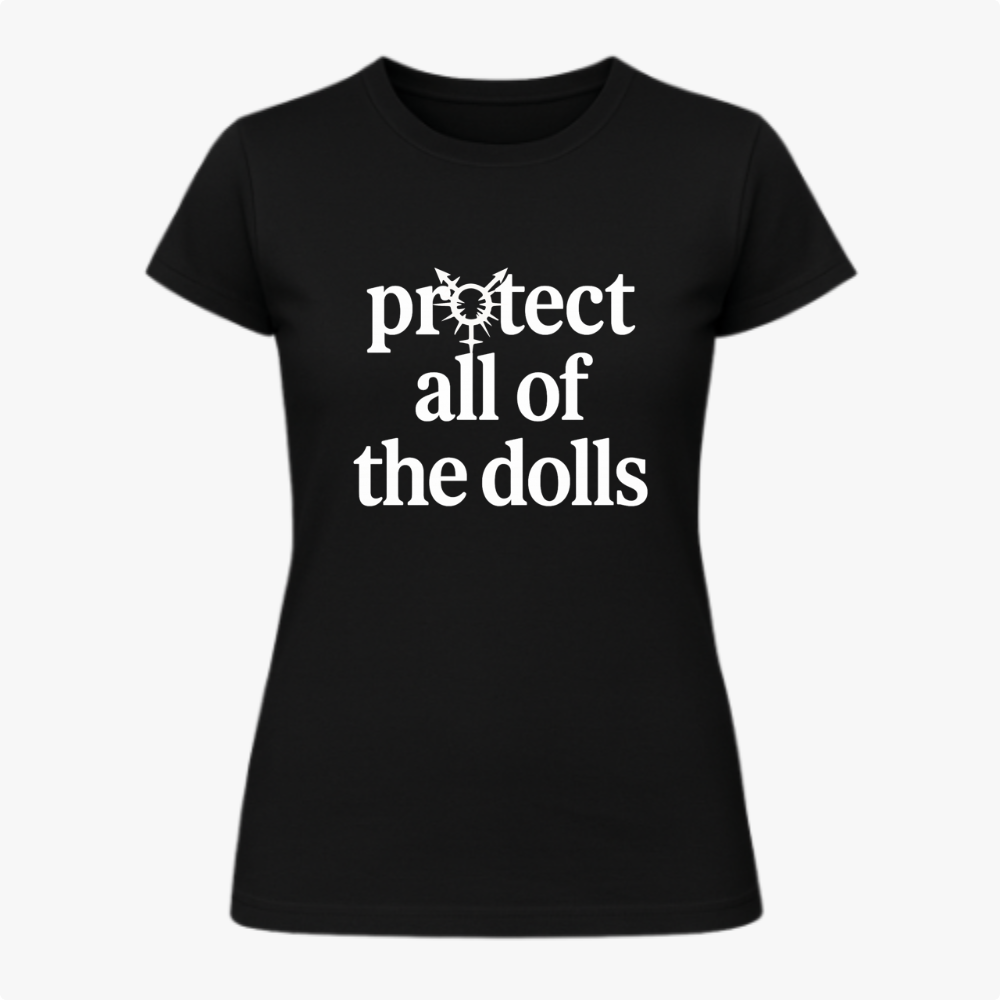 Camiseta com estampa frontal de texto "protect all of the dolls" envolvendo um símbolo central, e estampa traseira de logotipo circular escrito "TRANSMETICDOLL".
