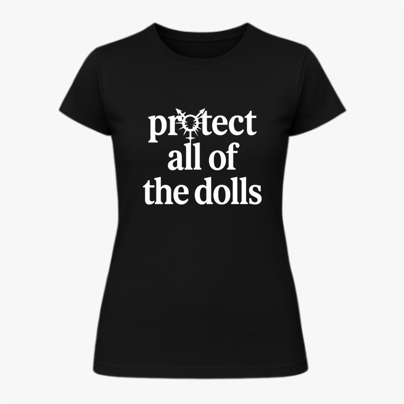Camiseta com estampa frontal de texto "protect all of the dolls" envolvendo um símbolo central, e estampa traseira de logotipo circular escrito "TRANSMETICDOLL".