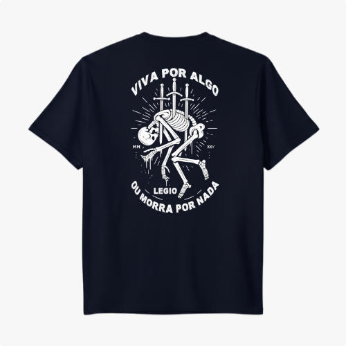 Camiseta com estampa frontal de esqueleto perfurado por espadas sob o texto "LEGIO" e estampa traseira de esqueleto similar com texto "VIVA POR ALGO OU MORRA POR NADA".