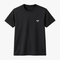 Camiseta com estampa frontal de símbolo alado estilizado no lado esquerdo do peito, apresentando linhas simétricas que formam um design moderno.