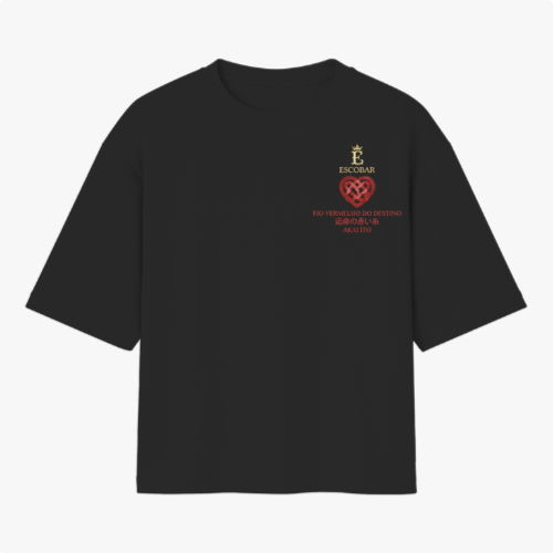 Camiseta com estampa frontal de inscrição e coração entrelaçado e estampa traseira de mão com linha vermelha e caracteres em estilo minimalista.