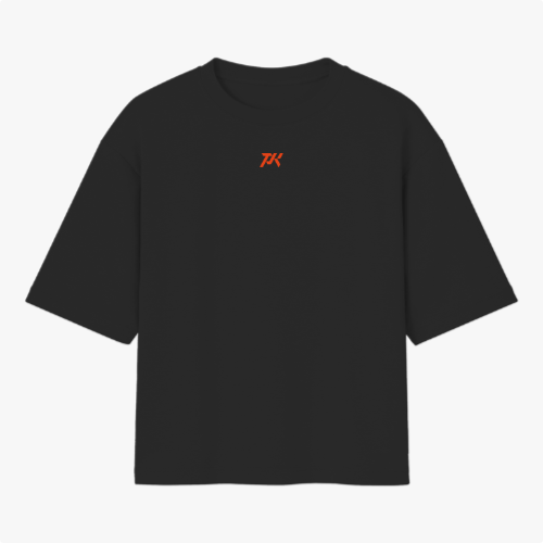 Camiseta com estampa frontal de letras estilizadas "PK" e estampa traseira de figura angelical armada sobre rochas, com frase latina em faixa abaixo.