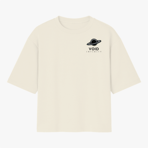 Camiseta com estampa frontal de um planeta com os dizeres "Void Infinity" e estampa traseira do mesmo planeta sobre fundo de linhas com repetição do texto.