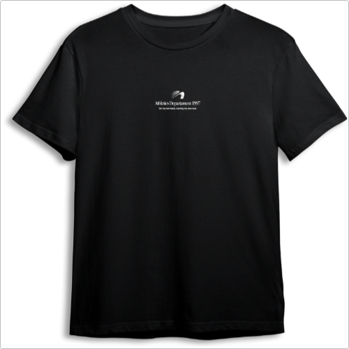 Camiseta com estampa frontal de um logotipo minimalista com a inscrição "Mikeship Tournament 1997" e estampa traseira de um pequeno logotipo similar.