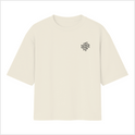 Camiseta com estampa frontal de "ANTI RUNNING RUNNING CLUB" pequena no peito e estampa traseira com a mesma frase em maior tamanho, disposta em bloco.
