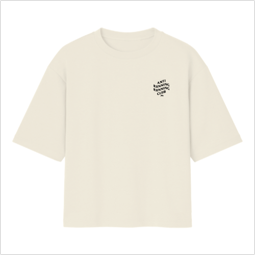 Camiseta com estampa frontal de "ANTI RUNNING RUNNING CLUB" pequena no peito e estampa traseira com a mesma frase em maior tamanho, disposta em bloco.