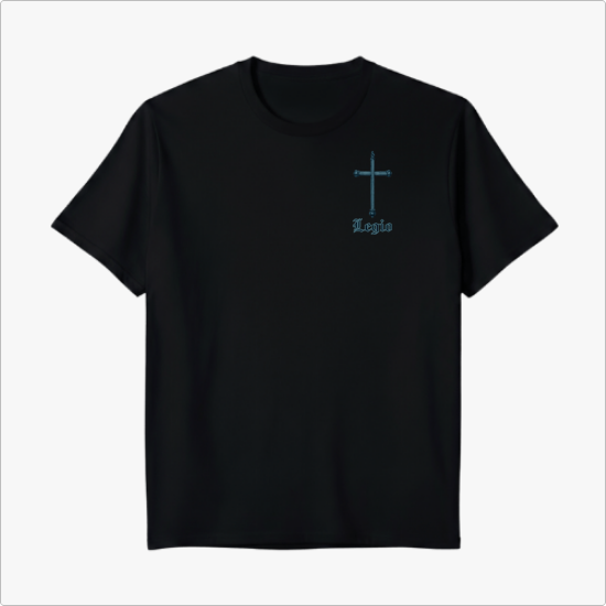 Camiseta com estampa frontal de uma pequena cruz acima da palavra "Legio" e estampa traseira de esqueleto orando com caveiras ao redor e inscrição circular.