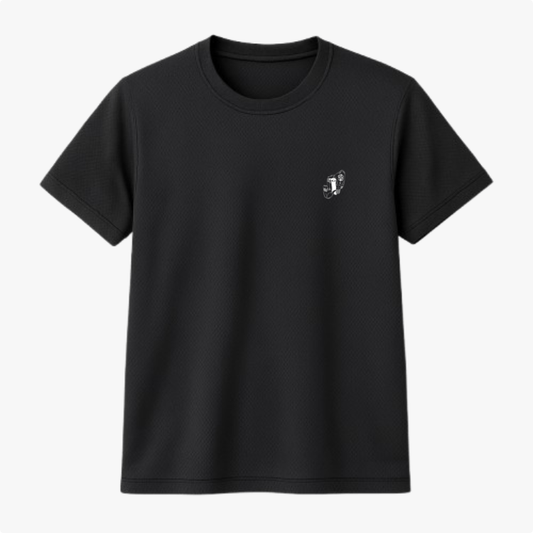 Camiseta com estampa frontal de patins estilizados, posicionados perto da lateral esquerda do peito, em tamanho pequeno e traços finos e detalhados.
