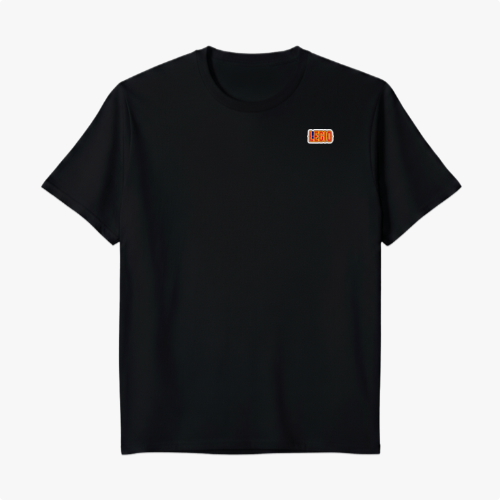 Camiseta com estampa frontal de um pequeno logotipo retangular com a palavra "Legion" e estampa traseira de Papai Noel armado com mensagem "Feliz Natal, câmbio desligo".