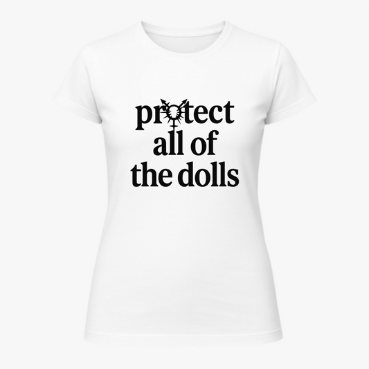 Camiseta com estampa frontal de texto "protect all of the dolls" envolvendo um símbolo central, e estampa traseira de logotipo circular escrito "TRANSMETICDOLL".