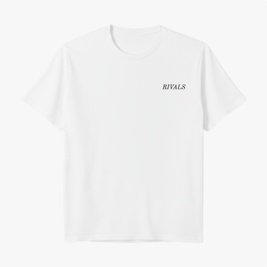 Camiseta com estampa frontal de texto "RIVALS" no lado esquerdo superior e estampa traseira de carro de corrida com sobreposição de texto "RIVALS".