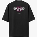 Camiseta com estampa frontal de "ninesproject" ao lado de um pequeno símbolo circular e estampa traseira de "RUNNING T-SHIRT" sobre linhas curvas.