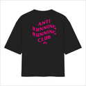 Camiseta com estampa frontal de frases em estilo geométrico e estampa traseira maior das mesmas frases, ambas dispostas em camadas e em perspectiva.