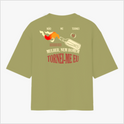 Camiseta com estampa frontal de símbolo geométrico estilizado e estampa traseira de garrafa com chama, frase de identidade pessoal e palavras destacadas.