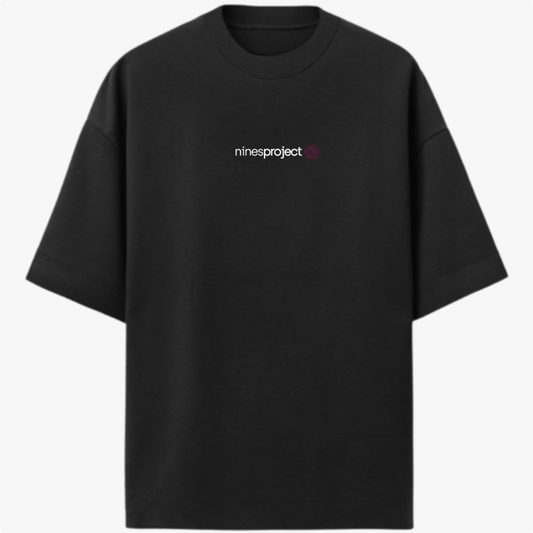 Camiseta com estampa frontal de "ninesproject" ao lado de um pequeno símbolo circular e estampa traseira de "RUNNING T-SHIRT" sobre linhas curvas.